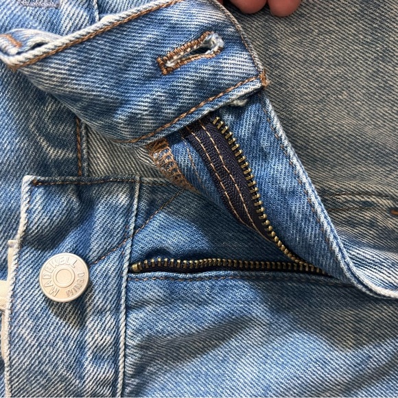 Madewell Low Rise Boyfriend Shorts in Glendora Wash, raw hem, size 29 - Picture 9 of 12